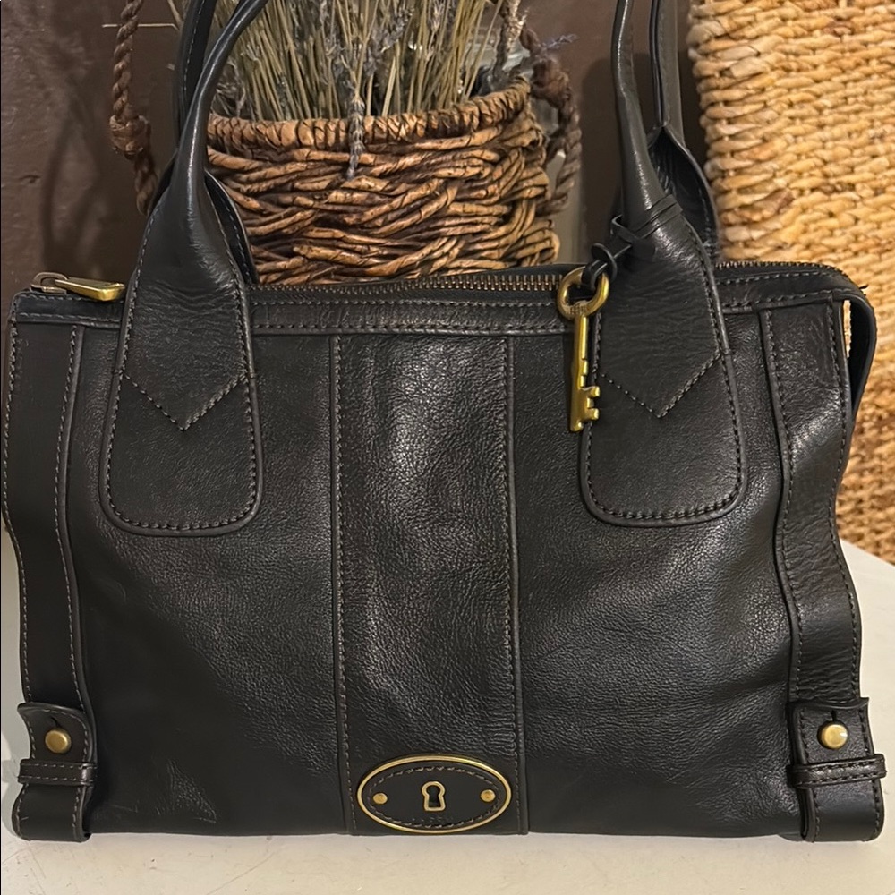 Elegant Fossil Black Leather Handbag